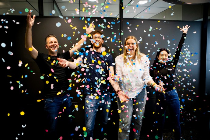 De Merkstudio werken met een glimlach