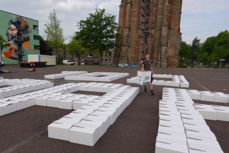 Verhuisdozen vertellen een boodschap in Leeuwarden