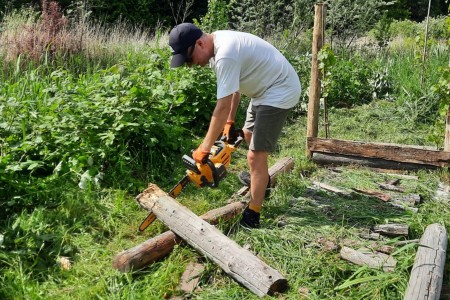 Bij Plukn werken in de moestuin