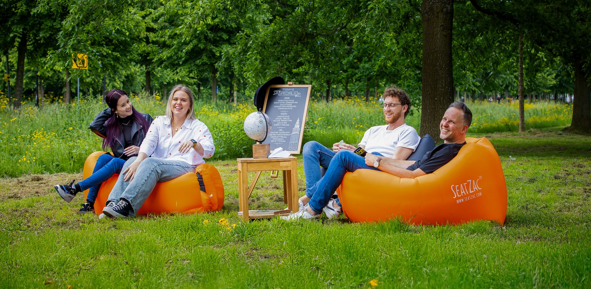 De Merkstudio werken met een glimlach