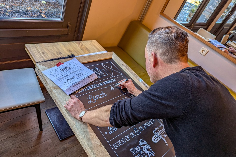 Positief opvallen in Groningen door handgeschreven krijtborden De Merkstudio
