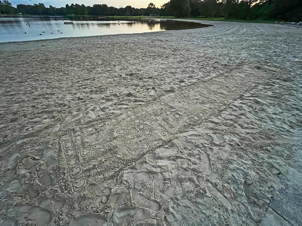 Smiley in het zand Groningen Hoornseplas2