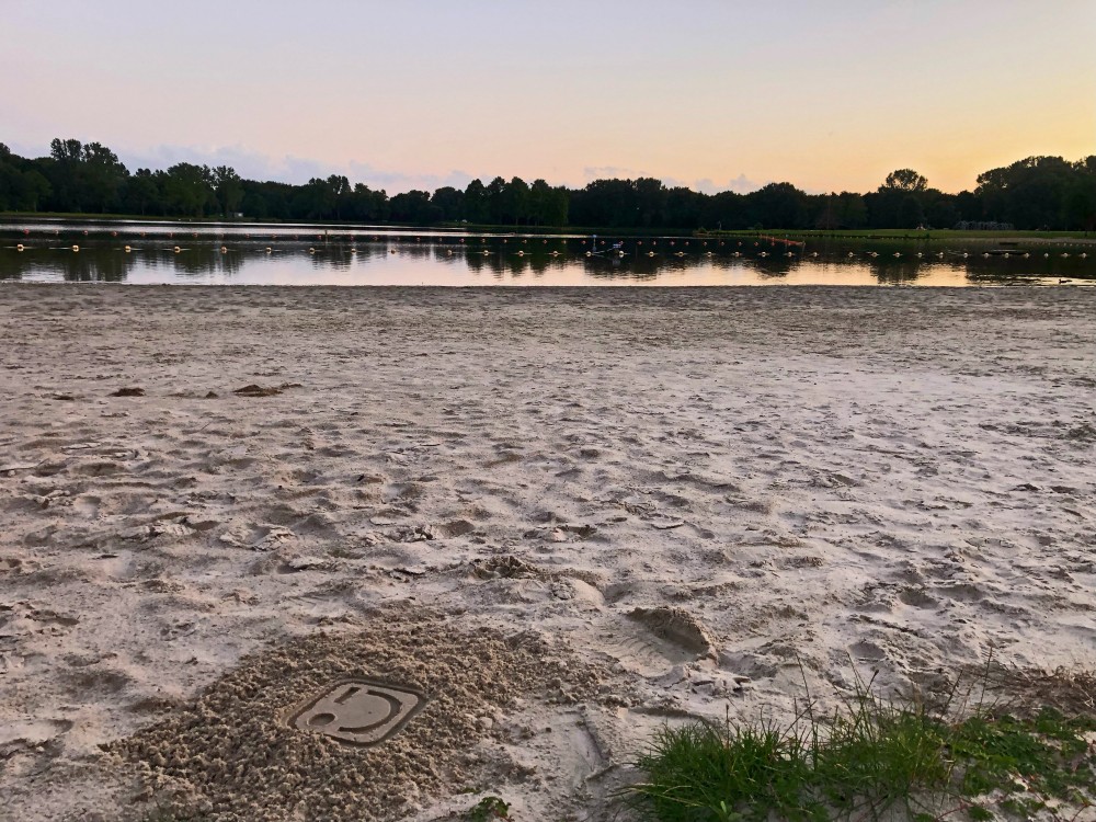 Smiley in het zand Groningen Hoornseplas