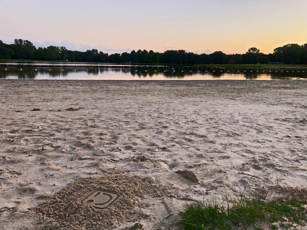 Smiley in het zand Groningen Hoornseplas