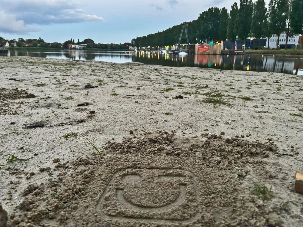 Smiley in het zand Groningen11