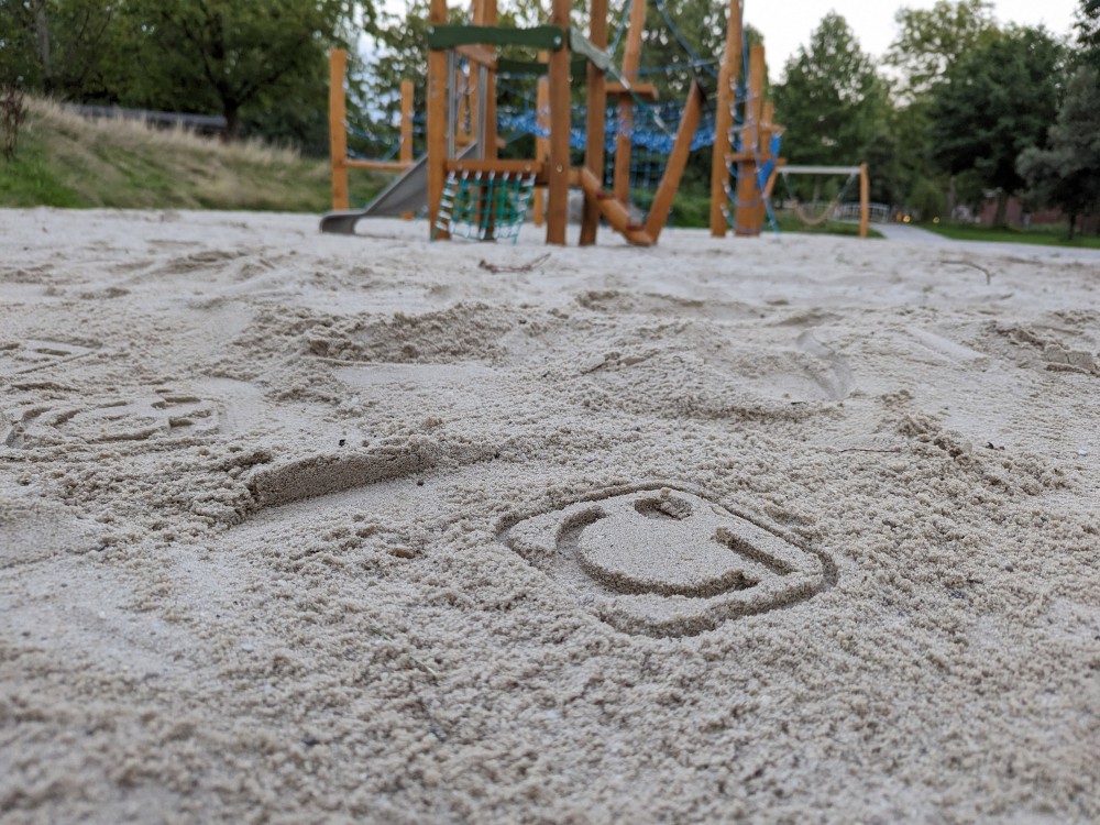 Smiley in het zand Groningen4