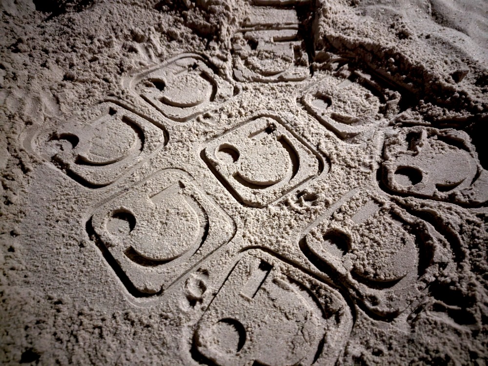 Smiley in het zand Groningen